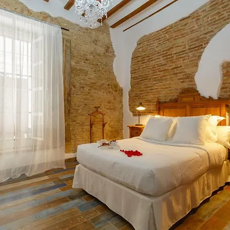 Noah House Center - Historic Center * كاديز