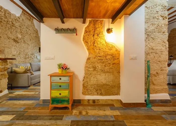 Noah House Center - Historic Center Кадис